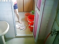 Maturo che cattura un acquazzone