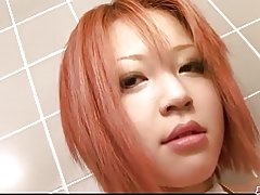 Stretto e busty redhead babe figa accarezzando in bagno