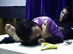 Cinese milf adora i piedi maschili