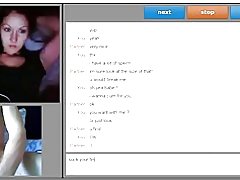 Signora carina mostrando tette e profondamente succhiare il dito