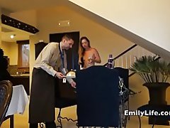 Ragazze nude porta aperta per il servizio in camera