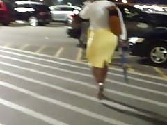 Fianchi larghi, milf stretto gonna gialla...