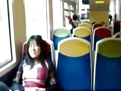 Asian milf strofina il clitoride su un treno.