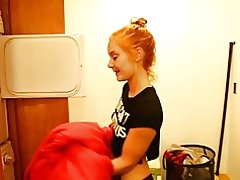 Giovani pulisce il tuo gallo